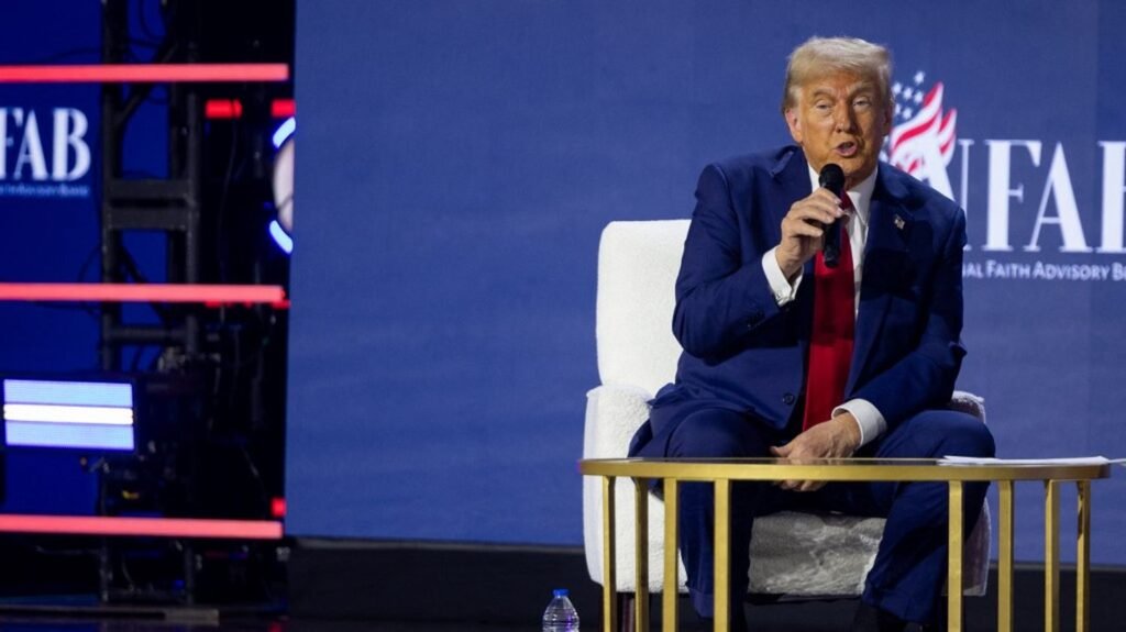 Donald Trump se défend d’être un “nazi” lors d’une réunion