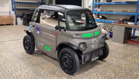 Saône-et-Loire : un garagiste prépare quatre voitures électriques à traverser l’Afrique