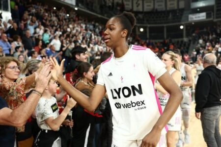 Dominique Malonga (Asvel) première Française à signer un dunk en match officiel