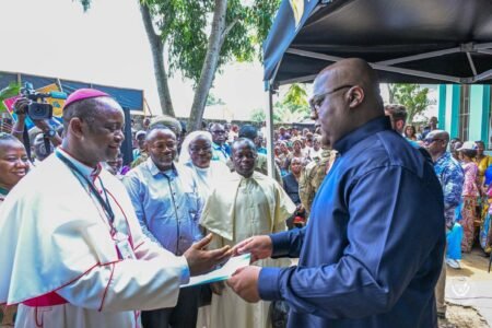 Kisangani : Félix Tshisekedi remet le chèque de 2,5 millions USD à l’église catholique, victime de la guerre de 6 jours