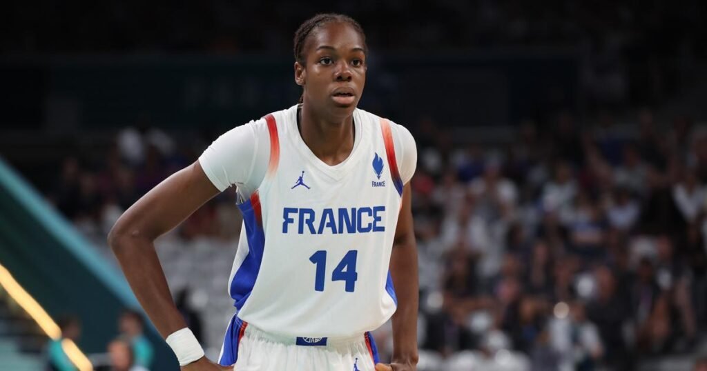 Basket : Dominique Malonga devient la première joueuse française de l’histoire à réussir un dunk dans un match officiel – Le Figaro