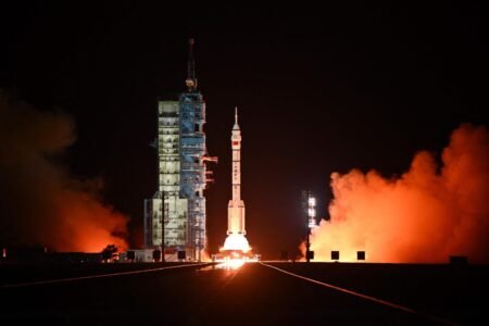 La Chine envoie trois astronautes vers la station spatiale Tiangong