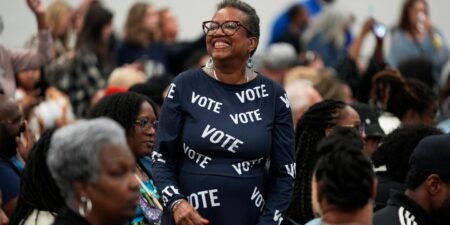 Kamala Harris pense que les Etats-Unis sont « absolument » prêts à élire une femme noire présidente, Donald Trump continue les insultes en réunion