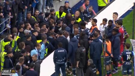 fin de match tendue entre les supporters, les joueurs havrais et Didier Digard après la 5e défaite de rang