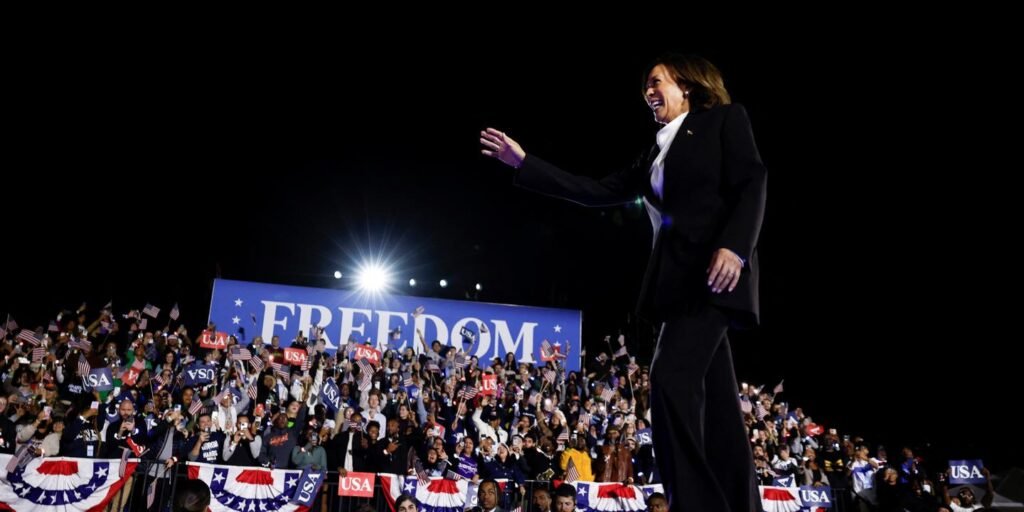 Kamala Harris rencontrée en garde contre les « dictateurs en herbe » devant des milliers de partisans à Washington