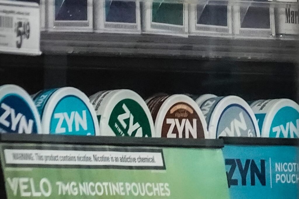Les « pochettes », sachets de nicotine aromatisés, bientôt interdits en France