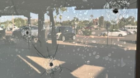 dans l’Arizona, les démocrates “n’arrivent pas à croire” que des tirs peuvent viser un local de campagne