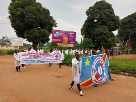 Bandundu : plus de 200 agents de santé dénoncent la suppression de noms de leurs listes de paie en octobre