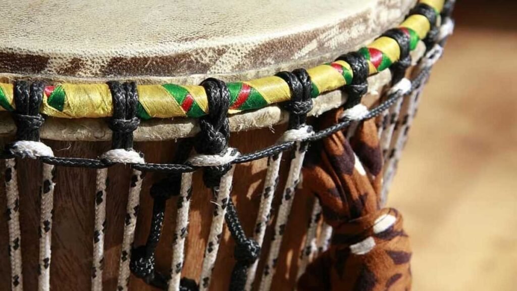 le Tambour parleur qui rythme la culture et l’histoire en côte d’ivoire