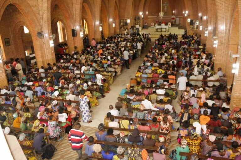 Kananga : Mgr Félicien Tambwe rappelle au Chef de l’Etat la nécessité de construire les routes, de doter le courant et d’endiguer les ravins au Grand-Kasaï