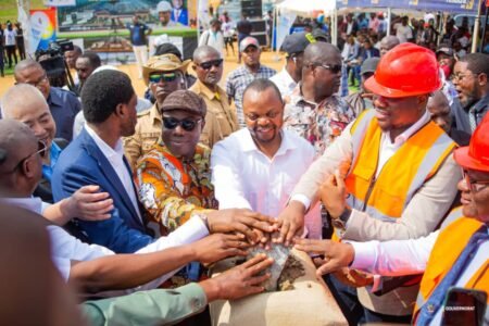 Une aire de stationnement de gros véhicules en construction au Kongo-Central