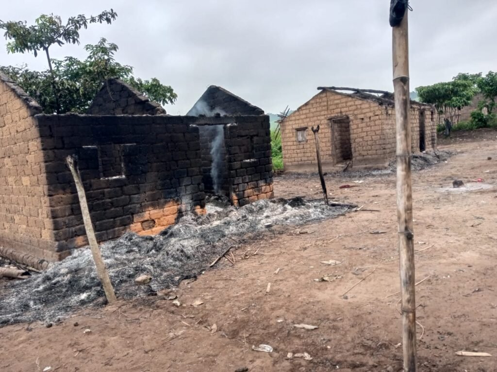 Une personne tuée et 21 maisons brûlées à Mbanza-Ngungu à la suite d’une altercation entre les jeunes de deux villages