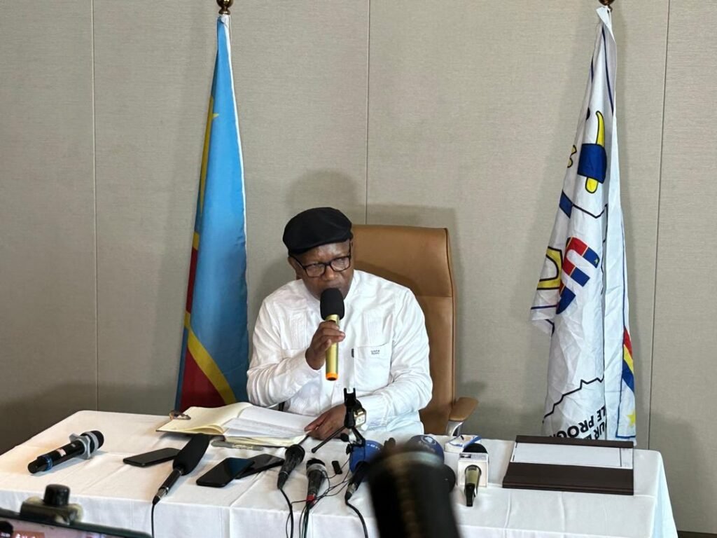 L’UDPS / Tshisekedi Encourage les Jeunes Congolais à s’enrôler dans l’armé pour dé-dédre le paie