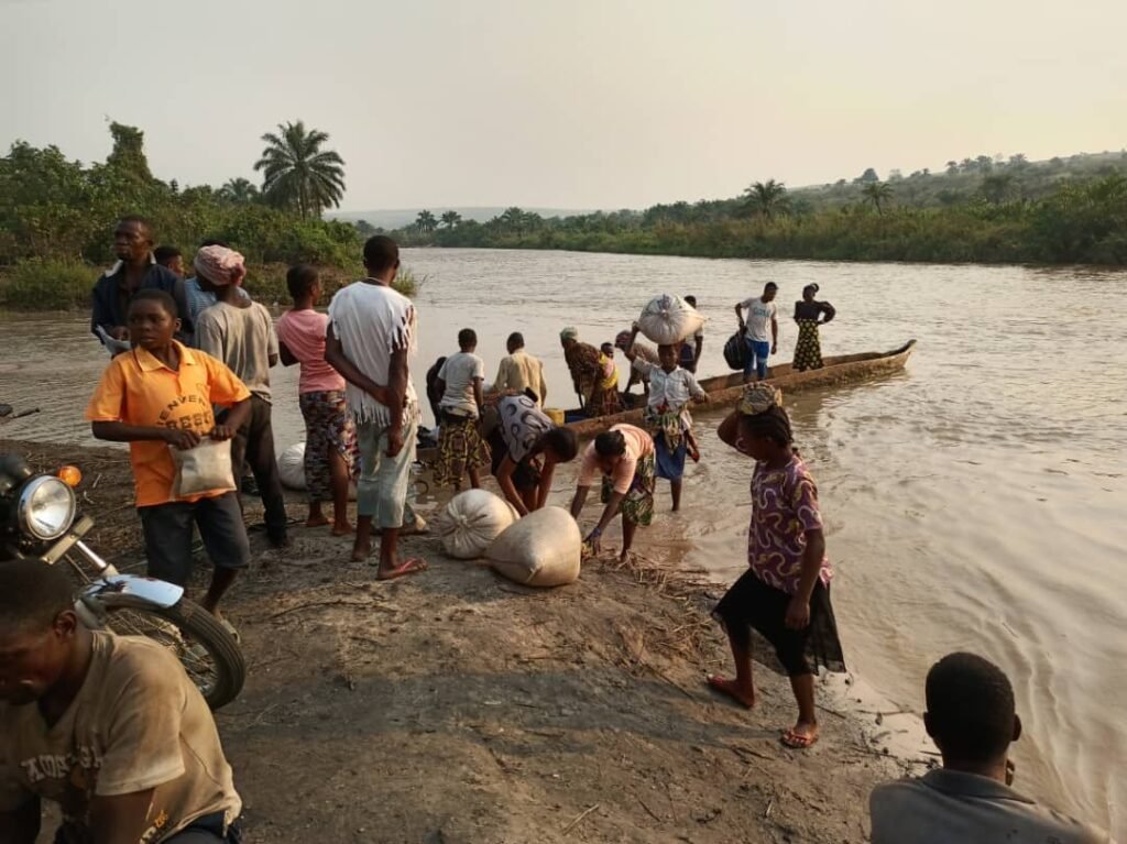 Des Voyageurs Bloques à Kabeya Kamwanga APRÈS UN NAUFRAGE SUR LA RIVIRE LUBI