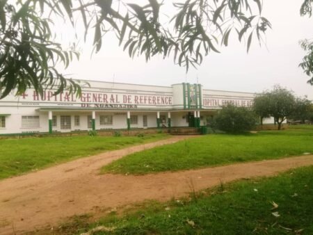 Ngandajika : des patients de l’hôpital Guadalupe en sit-in devant la DGI pour protester contre la fermeture « brutale » de leur hôpital