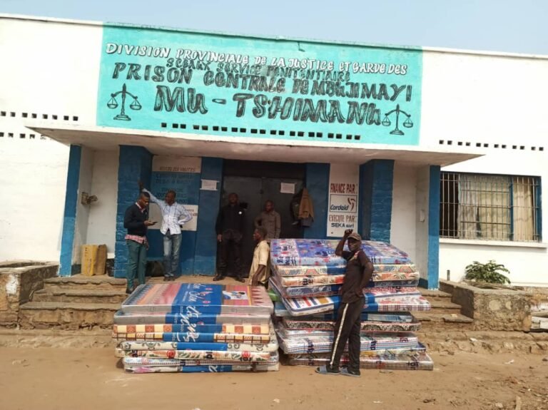 Distribution de 100 Matelas et 20 Lampadaires à la prison Centrale de Kananga