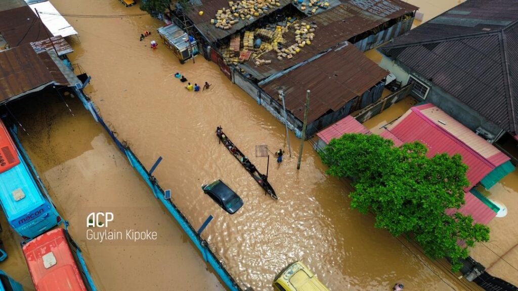 Inondations à kinshasa: des solutions se mettent en place Mais peu de moyens pour l’évacuation des familles piégees par les eaux (Témoignages)