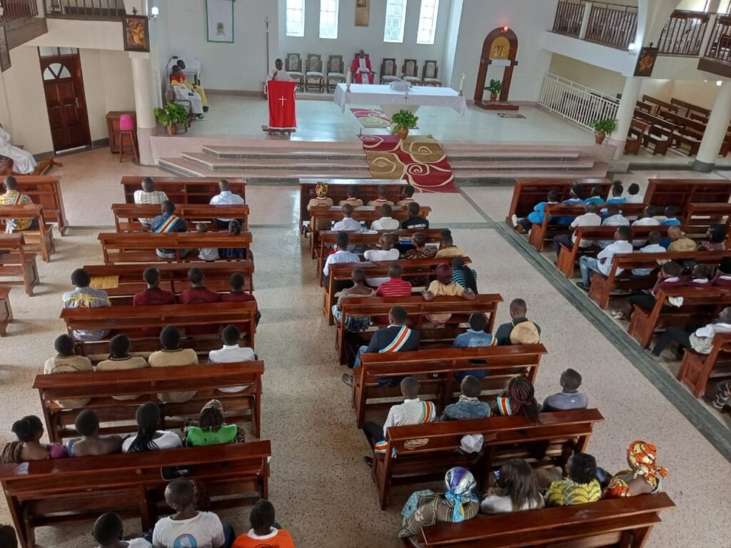 Trois personnes fusillées dans une église par un militaire à Banana