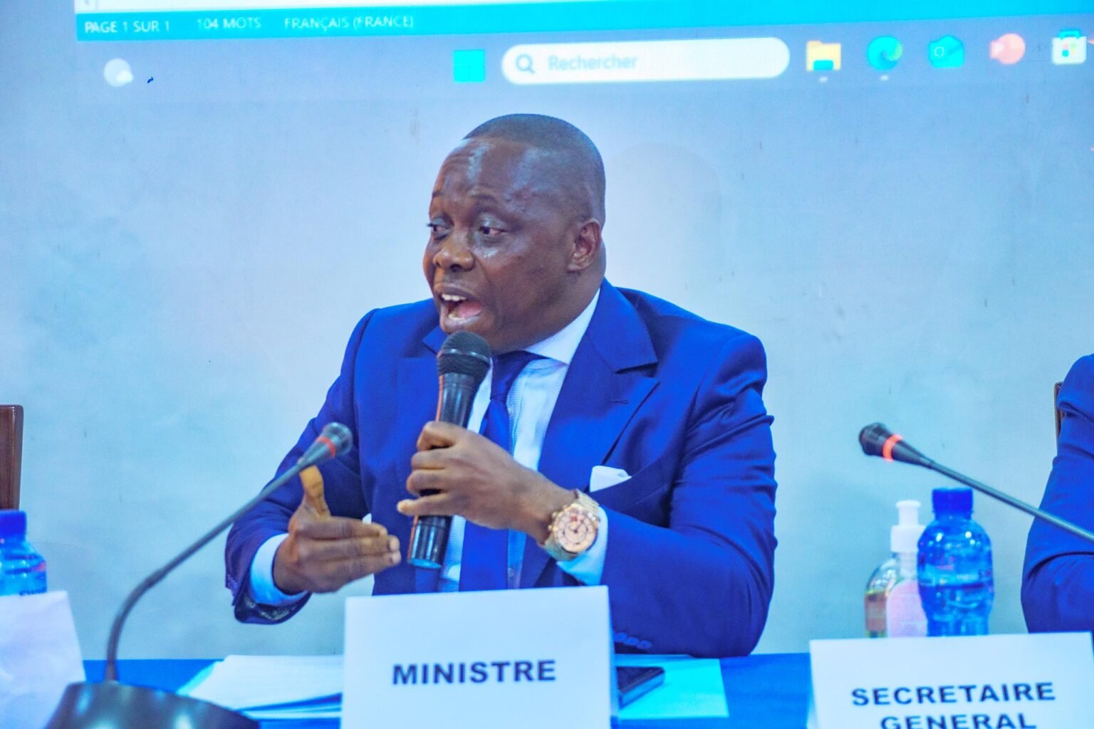 Le Ministre Akwakwa Appelle Les Travailurs Congolais à la Résilience