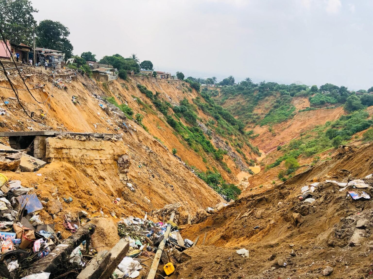 Kinshasa : l’avenue Lalou coupée en deux par une érosion