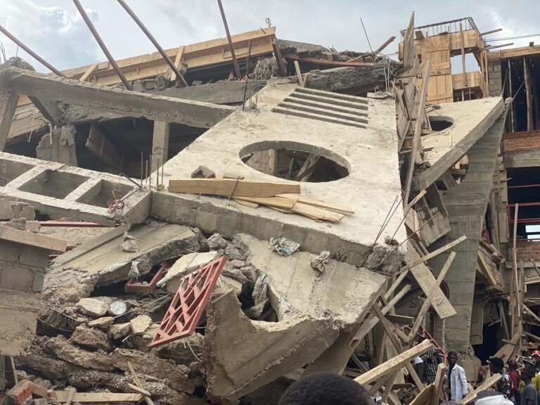 Bunia: 2 morts et aU Moins 20 Personnes piégees sous les décompres