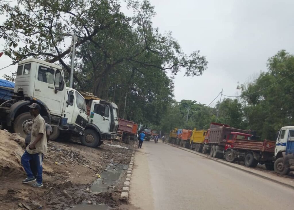 Les camionneurs peindent à Travailleur Pendant Les Heures de Nuit à Kinshasa