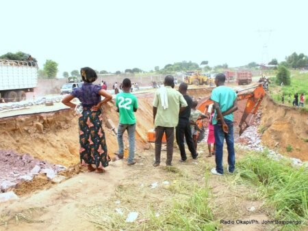 Fortes pluies à Kinshasa : une érosion menace la route Bypass près du rond-point Ngaba