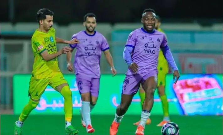 Arabie Saoudite : Jackson Muleka sauve l’honneur d’Al-Kholood malgré une lourde défaite face à Al-Qadsiah