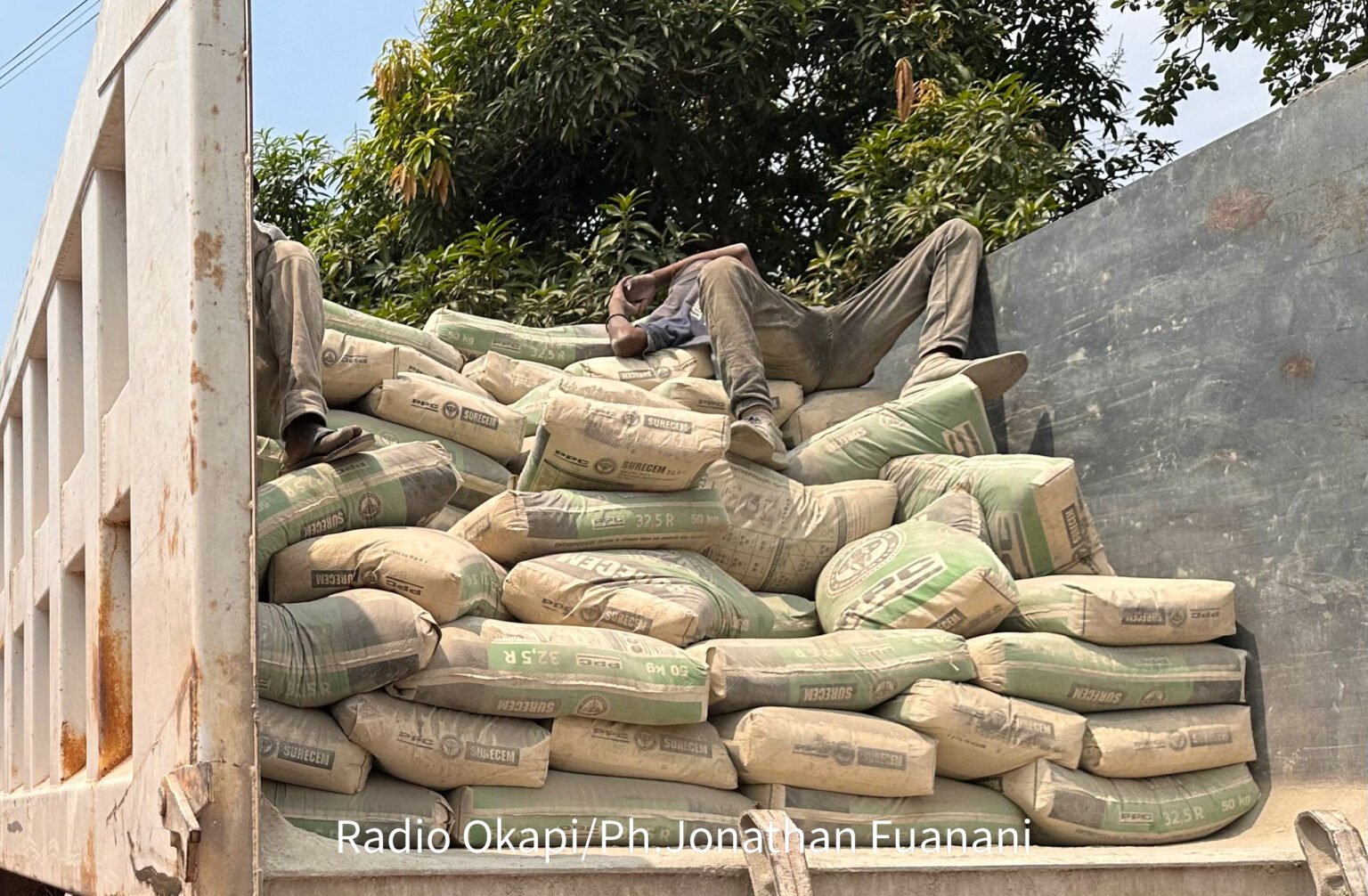 Plus de 120 000 sacs de ciment attendus à Kisangani d’ici un mois