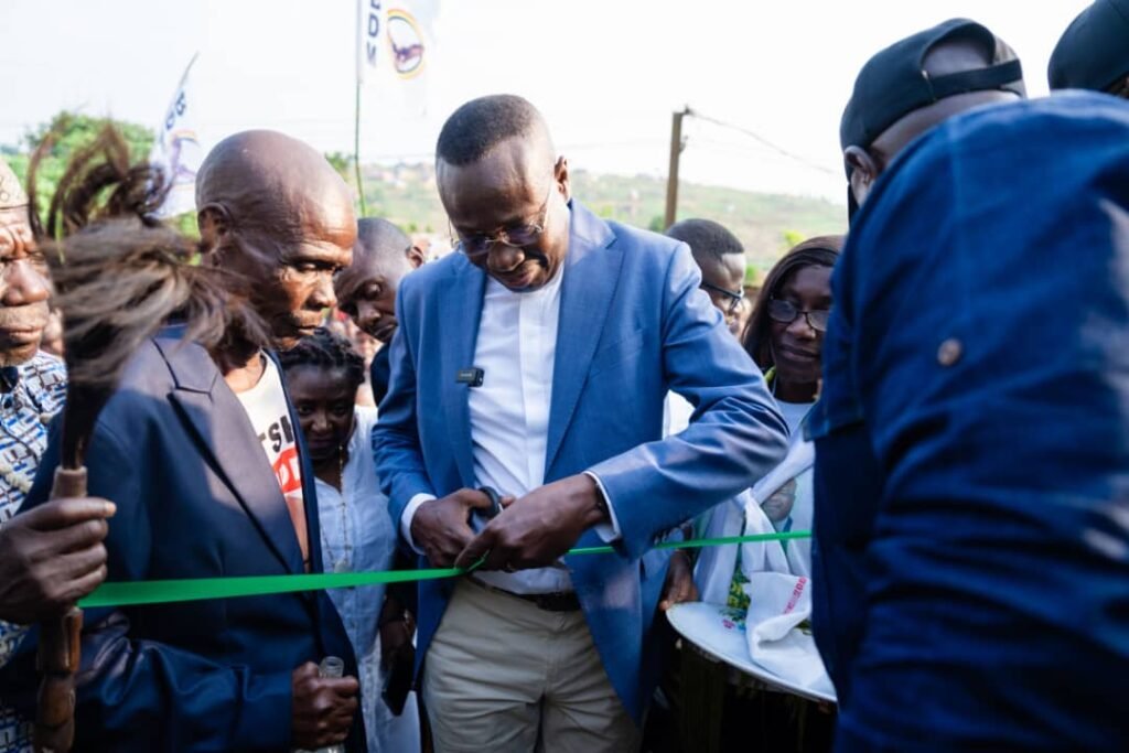 Mbanza-Ngungu : Mukoko Samba offre une cabine électrique aux habitants du quartier Kumbi Mbengo pour lutter contre l’insécurité