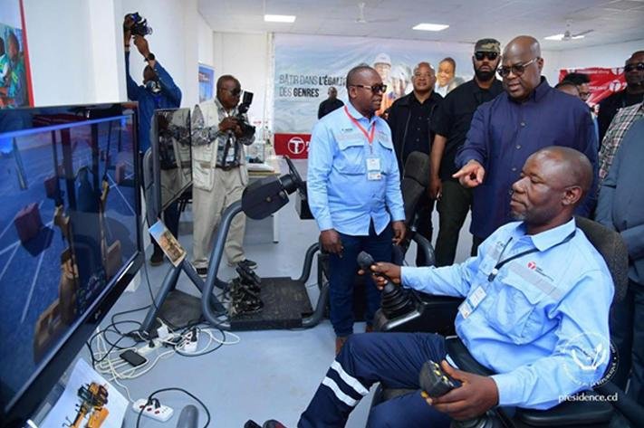 Au centre de formation professionnelle de Dilala à Kolwezi, le président Felix Tshisekedi admire le matériel fourni par TFM – mediacongo.net