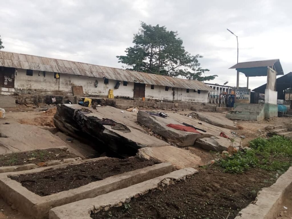 Coupures d’Électricité et Pénurie d’Eau Menacent la Securité et l’Hygiène à la Prison Centrale de Matadi