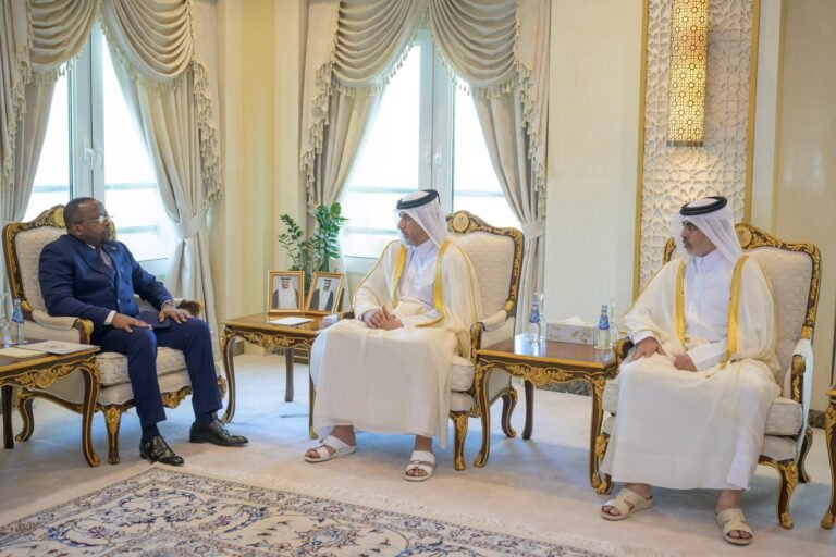 Le ministre de l’Intérieur du Qatar échange séparément avec ses homologues congolais et rwandais sur le renforcement de la coopération