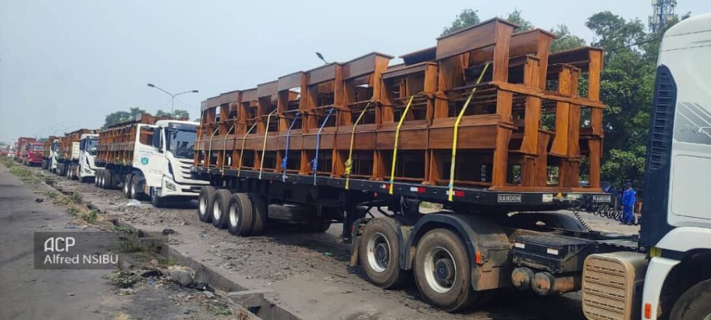 Le Service National Remet 1 000 bancs à l’unilu
