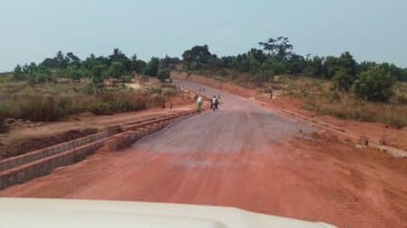 Le Ministre John Banza Inspecte Les Travaux de routes à Nkamba
