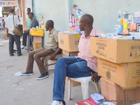 Vente de produits pharmaceutiques à la sauvette par des adolescents à Mbuji-Mayi