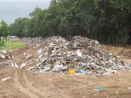 Kisangani : la mairie dégage une montagne d’immondices vieille de plusieurs années