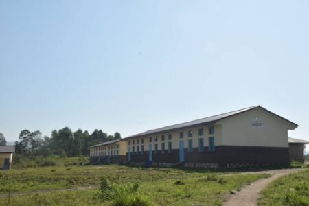 Des ouvriers impayés bloquent l’accès à deux écoles publiques à Moba, perturbant la rentrée scolaire