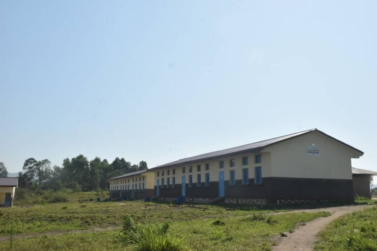 Des ouvriers impayés bloquent l’accès à deux écoles publiques à Moba, perturbant la rentrée scolaire