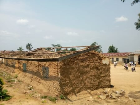 Une pluie torrentiellle emporte une dizaine de maisons et cause d’importants décoratifs