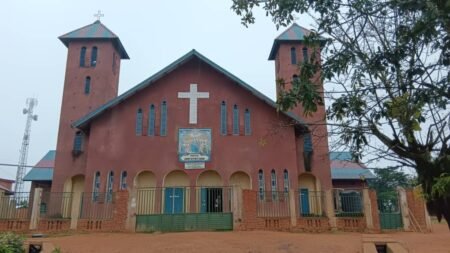 Des élèves de Mavivi étudient dans les chapelles : l’école s’adapte à la crise des déplacés à Beni