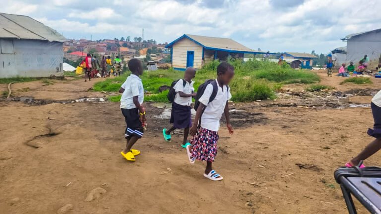 Plus de 800 élèves déplacés bénéficient de kits scolaires à Bunia