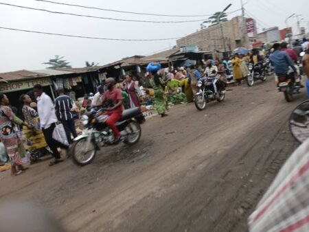 Mbuji-Mayi: Des vendeurs Délaissente le Marché Bakwadianga pour Vendre Sur la Voie Publique