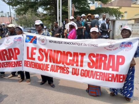 Sit-in de des agents de la fonction publique Devant La primature pour exiger de meilleures conditions salariales