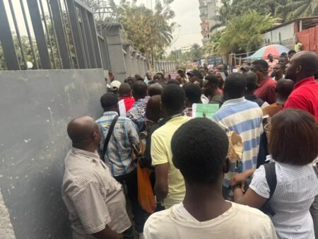 Bousculades et confusion dans un centre d’obtention du centre des permis de conduire à kinshasa