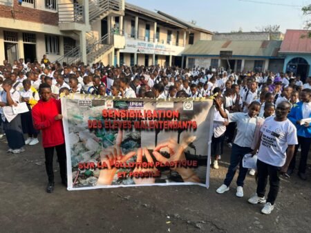 Desélèves Malentendants de Goma Sensibilisés aux dangers de la pollution Plastique