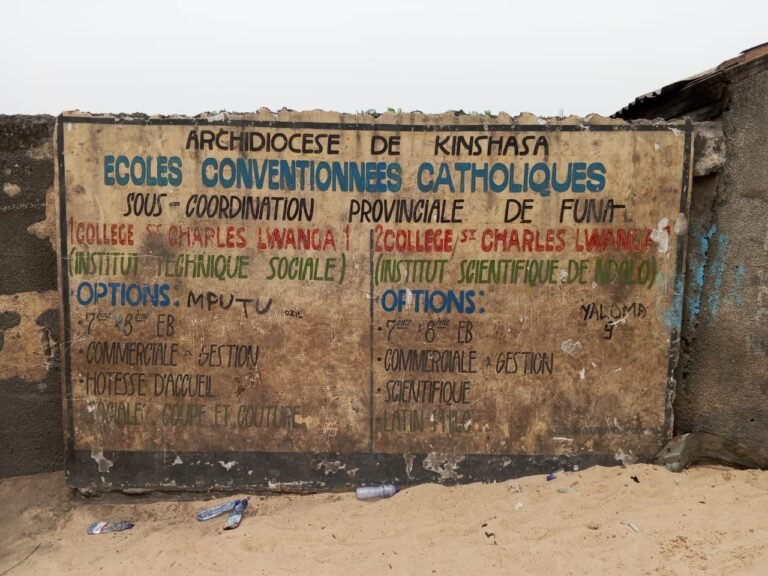 Les ÉLèves du Collège Saint-Charles lwanga à kinshasa en colère face aux conditions d’AUX D’APPRENTISSAGE