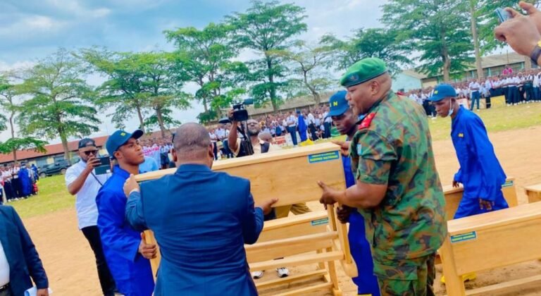 Le Service national dote deux écoles de 2 100 bancs à Lubumbashi