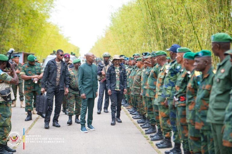Visite d’inspection du vice-Premier ministre de la Défense nationale à la base de Kitona