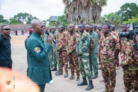Le vice-Premier ministre Guy Kabombo encourage les élèves sous-officiers de la base de Banana